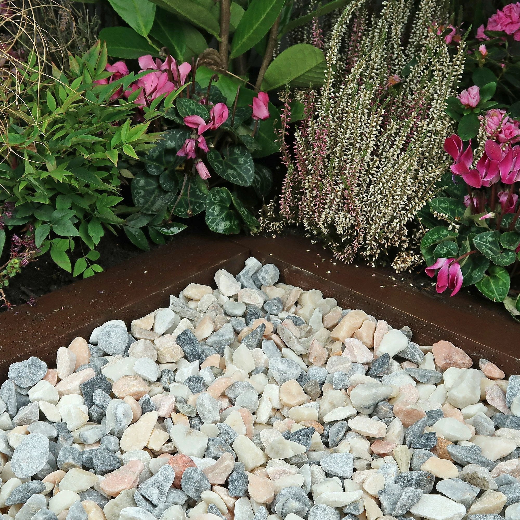 Blossom Chippings 20kg Bag Pallet of 49 - Image 3
