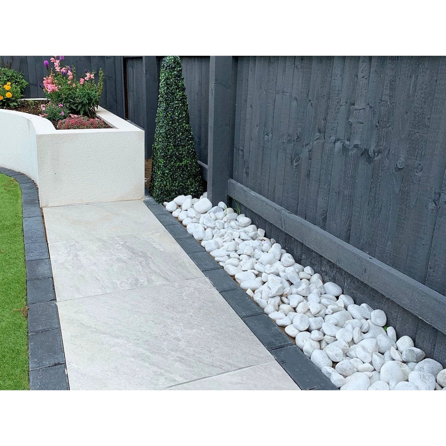 Ice White Pebbles 40-90mm 20kg Bag Pallet of 49 - Image 2
