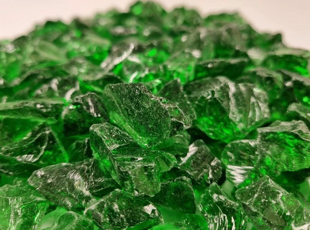Jade Green Tumbled Glass Chippings 10-20mm - Image 2