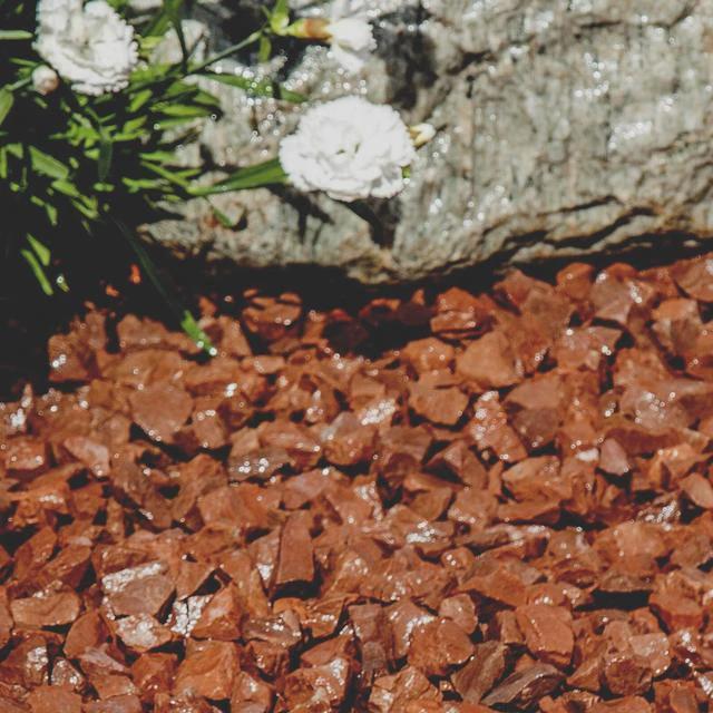 Ruby Granite 20mm 25/50 20kg Bags